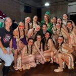 Bia Torres Instagram – Dump de tres dias lindos de competição em Campos. Que momento! 💜

A dança me reconstrói todas as vezes que meu mundo desaba. Quem dança sabe que, com o tempo, dançar vira refúgio, abrigo, remédio. 

Sou grata por poder aprender e ensinar. Grata por cultivar sonhos e fazer parte dessa história. Sinto orgulho da nossa mensagem e do nosso propósito. Orgulho do império digno que estamos construindo e de cada um dos pequenos castelos que levantamos no coração dos nossos alunos. Ver o resultado do nosso suor me faz ter certeza que estamos no caminho certo e que, de pouco em pouco, somos capazes de transformar.

A gente dança pra ser feliz e, é sério, o que não falta aqui é felicidade. No caos, na vitória, na derrota, no perrengue, na sala, no palco… nós somos muito, muito felizes. E é exatamente por isso, pelo amor que sentimos pelo que fazemos, que por onde nós passaremos, sempre, as pessoas saberão quem nós somos.