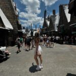Bia Torres Instagram - dia incrível na @universalorlando hojeee! 🌎♥️ dica pra quem vem é comprar o "Express" pra conseguir fazer todas as atrações, fizemos e repetimos tudo o que amamos e a experiência foi 100%. @universaldestinationsbrasil