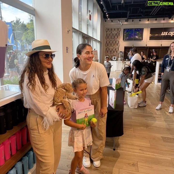 Bianca Andreescu Instagram - I really enjoyed my book signing yesterday. Thank you for everyone who showed up!! I love being back in this city. Unfortunately my back is not quite 100% yet, so I won’t be competing in this year’s US Open. I can’t wait to be back. Thank you for all the love and support🫶🏼