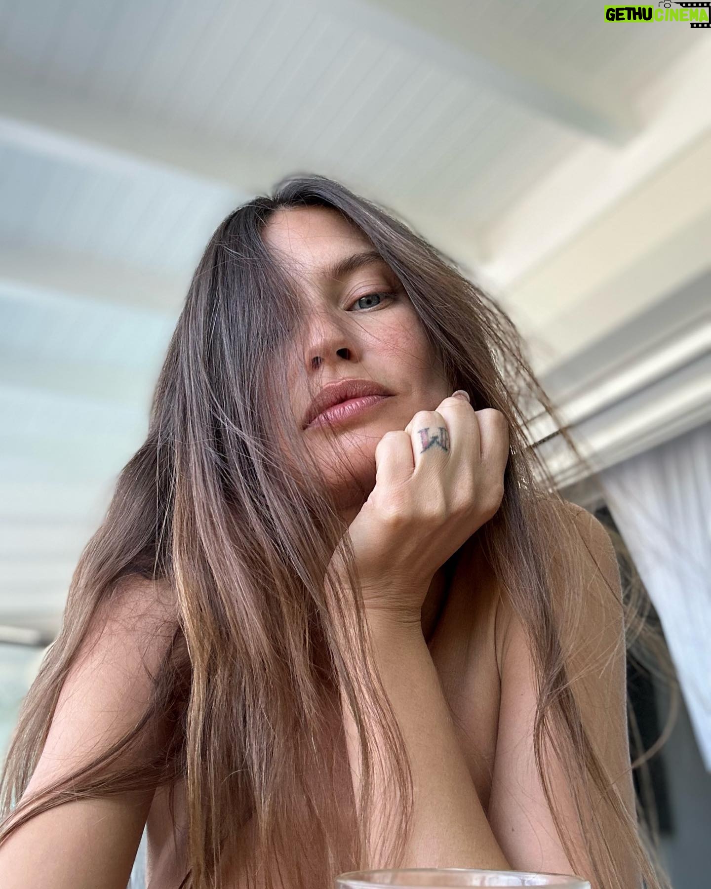 Bianca Balti Instagram - I thought life without substances would be a lame one. Instead the sober I get, the better life becomes. Happy sober birthday to me ✨
