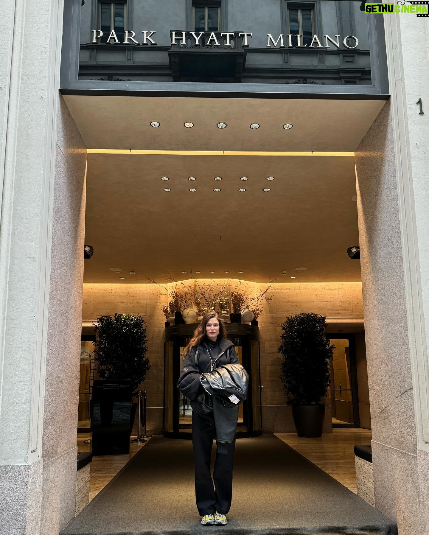 Bianca Balti Instagram - A special thanks to @parkhyattmilano for hosting me again during this fashion week ✨ waking up to the view of the Galleria Vittorio Emanuele II makes me feel like the queen that I am 🫶🏼 #invitedby Another special thanks to my team; I could have not done it without you @martinagrbgnt @martinaricco___ @bianca__marzocchi @danilospacca_hairstylist ❤️