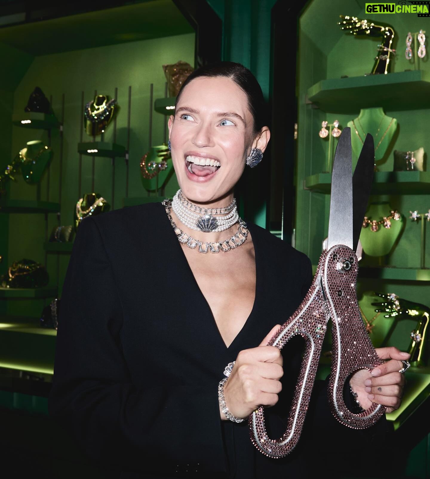 Bianca Balti Instagram - Milan is shining brighter with the new @swarovski Duomo flagship store ✨💎✨ #Swarovski #SwarovskiDuomo #adv