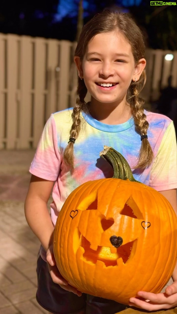 Bianca Castanho Instagram - Ontem fizemos a nossa Jack- O’- Lantern! Decoramos e iluminamos nossa abóbora para usar como enfeite para o Halloween! Uma tradição muito comum aqui nos EUA nessa época do ano 🎃🤩🥰 #jackolantern #halloweencostume