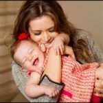 Bianca Castanho Instagram - Vídeo mais lindo do mundo, que eu ganhei no dia das mães, editado pela Cecília 🥹😍💞👭🏼💗 Maior Amor do Mundo!!!! Me sinto muito abençoada por ser sua mãe e sem dúvida nenhuma, esse é o meu melhor papel e o mais importante da minha vida!!!! Meu amor, minha melhor companhia, minha parceira de filmes, de jogos, de karaokê… minha alegria, minha luz, minha vida todinha!!!! Te amo ao infinito e além 🫶🏻♾️❤️ #maeefilha