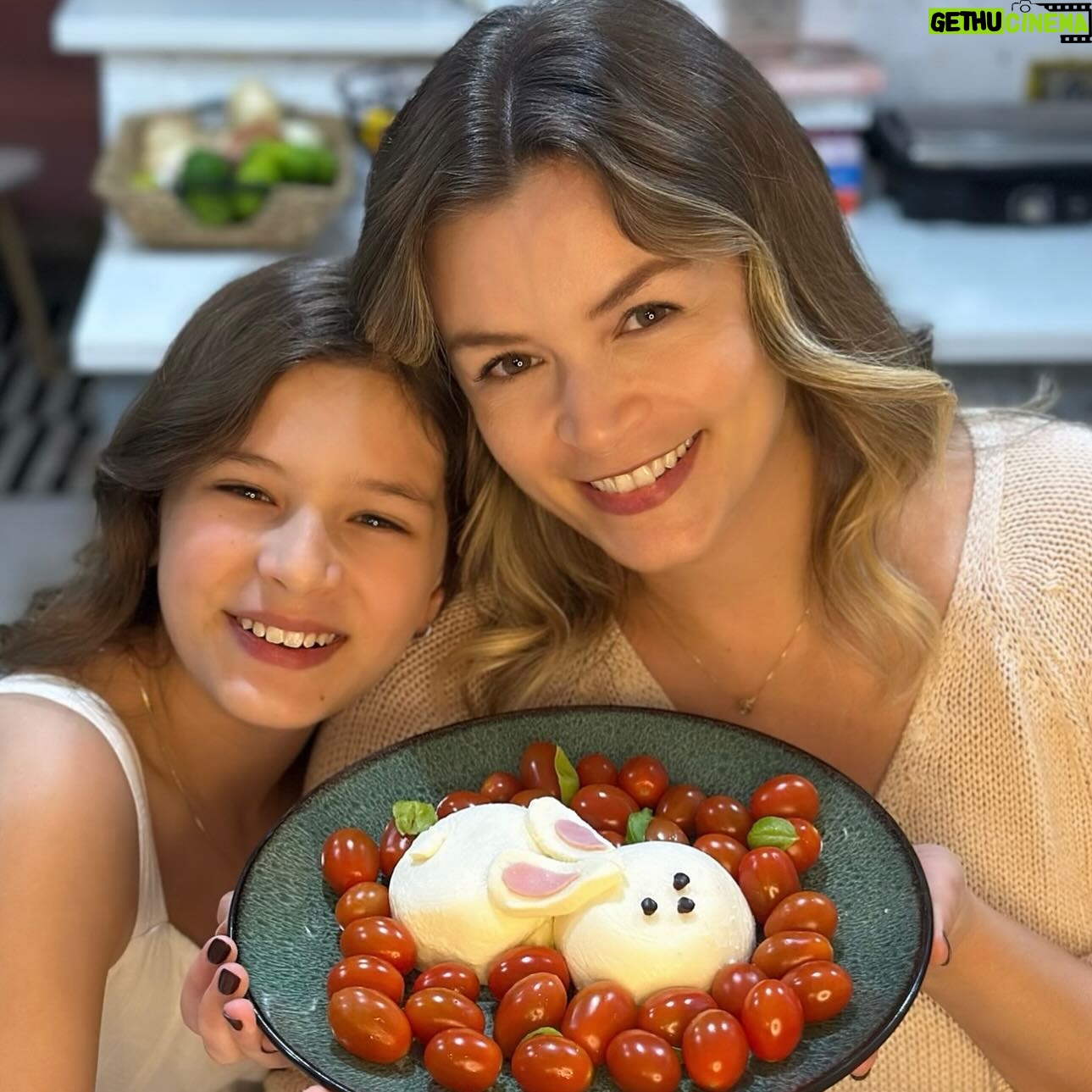 Bianca Castanho Instagram - Ontem foi dia de gravar umas receitinhas de Páscoa muito fofas!!! Mais tarde coloco o vídeo completo pra vocês!!! 🥰🐰❤️