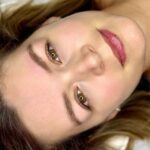 Bianca Castanho Instagram - Cuidar da @biancacasttanho é um privilégio, e dessa vez estamos mostrando para vocês o resultado de dois protocolos maravilhosos ⬇️ O Brow Essence Repair que é um tratamento abrangente destinado a promover o crescimento natural do cabelo da sobrancelha e o Brow Essence - um dos protocolos mais procurados aqui no YOU - que é a Nanopigmentação fio a fio hiper-realista, um procedimento semi-permanente que nos possibilita a criação de fios com o tebori de uma forma personalizada, para promover uma aparência natural e harmônica! E aí, o que você achou? Nos conte aqui nos comentários! 💜 Obrigada @biancacasttanho por confiar em nosso trabalho! 🥰 #eyebrows #eyebrow #nanopigmentacao #microbladebrows #microblandig #browshaping