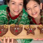 Bianca Castanho Instagram - Brownie decorado de Rena!!! Fofíssimo e divertido para fazer com a criançada no Natal!!! 😍🥰🦌🎄❤️ #familiacastanhonacozinha #cozinhandoemfamilia #browniedecorado #browniedenatal #rena #receitasdenatal #ideiascriativas #christmassnacks #rudolphtherednosedreindeer Para decorar usamos: . Biscoitinho para as orelhas (usamos o Mini Pretzel Twists) . M&M’s para o nariz . Olhinhos de doces comestíveis . Gel de doce para grudar os ingredientes no brownie