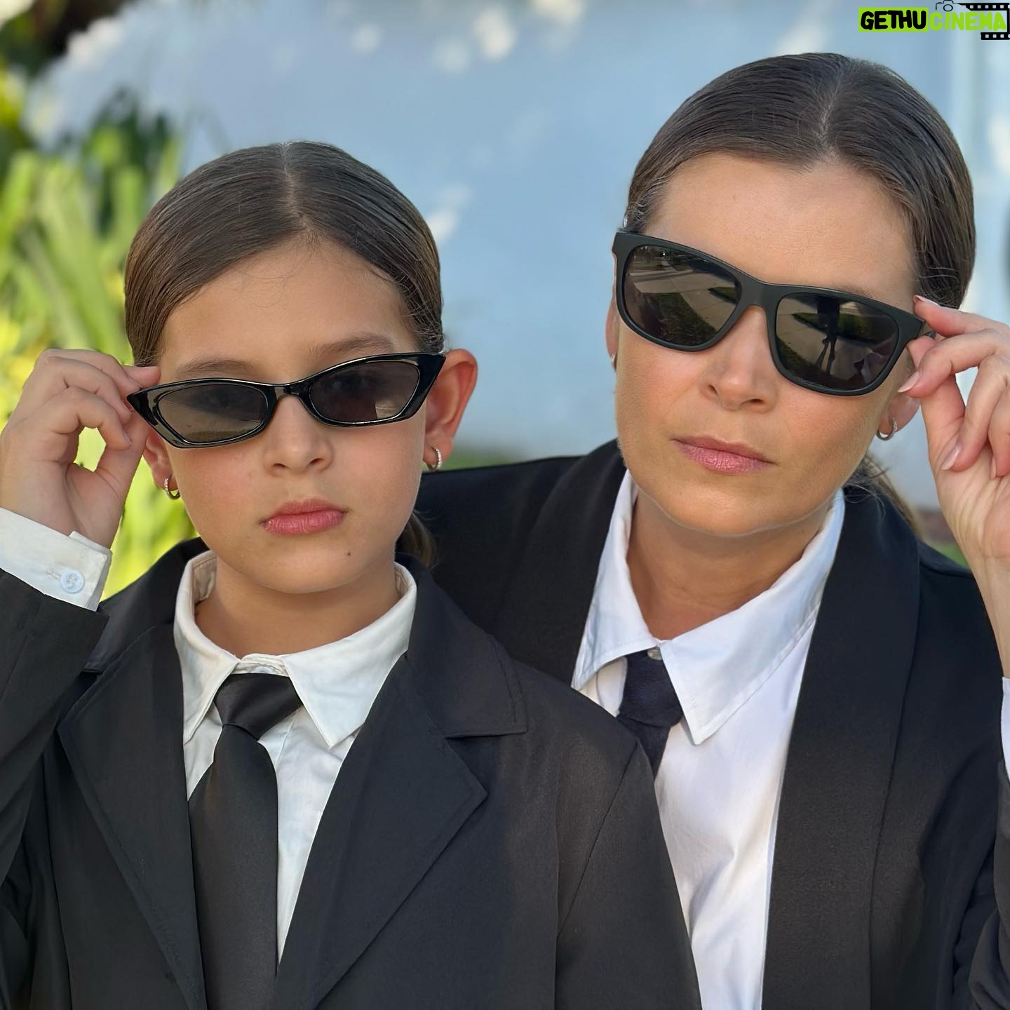 Bianca Castanho Instagram - Men In Black 😎☠️👽👻 #MIB #halloween2023 #halloweencostume #trickortreat #momanddaughter