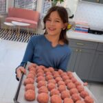 Bianca Castanho Instagram - Aí está o vídeo do nosso domingo cozinhando em família com a receita das almôndegas e também do molho de tomate! Façam porque vocês vão amar!!! 🥰😋🍝❤️👨‍👩‍👧 Ingredientes Almôndegas: 1kg de carne moída 300 g de pão Ciabatta 3 ovos 200 g de queijo parmesão ralado fino Sal e pimenta-do-reino a gosto Modo de fazer: Rasgar o pão ciabatta em pedaços e colocar na água de molho para amolecer. Depois apertar os pedaços do pão para tirar o excesso da água. Misturar bem a carne moída com o pão e depois acrescentar o queijo ralado, os ovos, o sal e a pimenta-do-reino e continuar misturando. Depois fazer as bolinhas com a ajuda de uma colher de servir sorvete, pois todas as bolinhas vão ficar do mesmo tamanho e colocar em uma forma com papel manteiga. Levar ao forno pré-aquecido por 180•C por 15 minutos. Tirar do forno e levar para a geladeira por 1 hora e depois misturar as almôndegas no molho para cozinhar por mais uns 15 minutos. Ingredientes Molho de tomate: 3kg de tomate pelado (com o líquido) 150 g de cenoura 200 g de cebola 100 g de aipo 30 g de alho Azeite de oliva Sal e pimenta-do-reino a gosto Modo de fazer: Refogar a cebola, a cenoura e o aipo no azeite e depois acrescentar o alho até dourar. Depois acrescente o tomate pelado com uma pitada de sal e deixe cozinhar por 2 horas em fogo baixo. Por último bater o molho com um mixer ou no liquidificador. Essas receitas rendem bastante e nós sempre aproveitamos para congelar algumas porções. Bom apetite!!!! 😋🍝