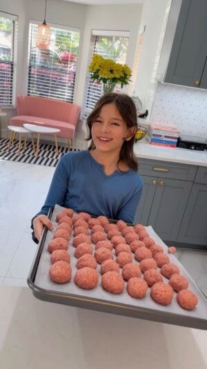Bianca Castanho Instagram - Aí está o vídeo do nosso domingo cozinhando em família com a receita das almôndegas e também do molho de tomate! Façam porque vocês vão amar!!! 🥰😋🍝❤️👨‍👩‍👧

Ingredientes
Almôndegas:
1kg de carne moída
300 g de pão Ciabatta 
3 ovos
200 g de queijo parmesão ralado fino
Sal e pimenta-do-reino a gosto

Modo de fazer:
Rasgar o pão ciabatta em pedaços e colocar na água de molho para amolecer. Depois apertar os pedaços do pão para tirar o excesso da água. Misturar bem a carne moída com o pão e depois acrescentar o queijo ralado, os ovos, o sal e a pimenta-do-reino e continuar misturando. Depois fazer as bolinhas com a ajuda de uma colher de servir sorvete, pois todas as bolinhas vão ficar do mesmo tamanho e colocar em uma forma com papel manteiga. Levar ao forno pré-aquecido por 180•C por 15 minutos. Tirar do forno e levar para a geladeira por 1 hora e depois misturar as almôndegas no molho para cozinhar por mais uns 15 minutos.

Ingredientes
Molho de tomate:
3kg de tomate pelado (com o líquido)
150 g de cenoura
200 g de cebola
100 g de aipo
30 g de alho
Azeite de oliva
Sal e pimenta-do-reino a gosto

Modo de fazer: 
Refogar a cebola, a cenoura e o aipo no azeite e depois acrescentar o alho até dourar. Depois acrescente o tomate pelado com uma pitada de sal e deixe cozinhar por 2 horas em fogo baixo. Por último bater o molho com um mixer ou no liquidificador. 

Essas receitas rendem bastante e nós sempre aproveitamos para congelar algumas porções. 
Bom apetite!!!! 😋🍝