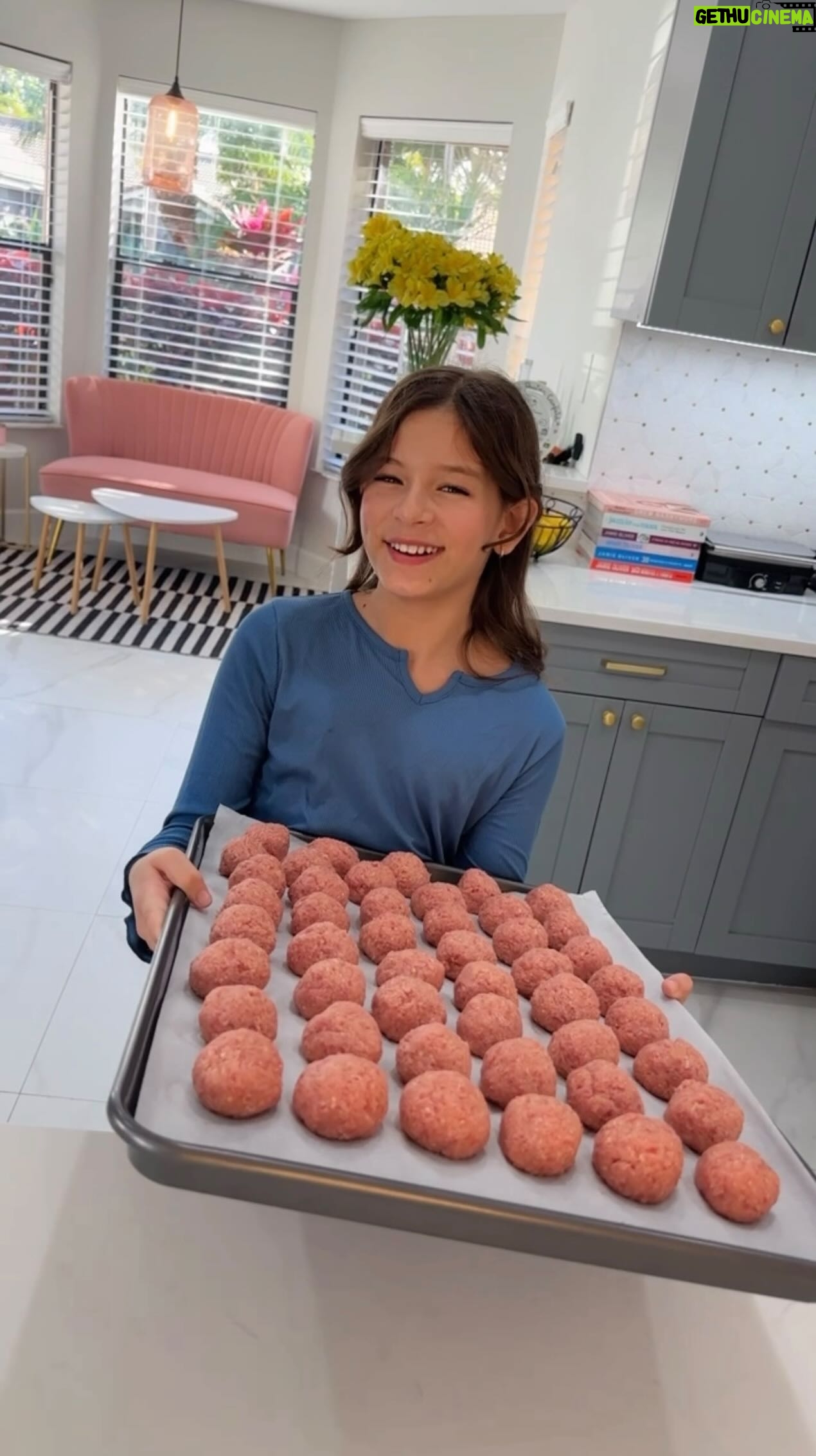 Bianca Castanho - 414.3K Likes - Aí está o vídeo do nosso domingo cozinhando em família com a receita das almôndegas e também do molho de tomate! Façam porque vocês vão amar!!! 🥰😋🍝❤️👨👩👧
Ingredientes
Almôndegas:
1kg de carne moída
300 g de pão Ciabatta
3 ovos
200 g de queijo parmesão ralado fino
Sal e pimenta-do-reino a gosto
Modo de fazer:
Rasgar o pão ciabatta em pedaços e colocar na água de molho para amolecer. Depois apertar os pedaços do pão para tirar o excesso da água. Misturar bem a carne moída com o pão e depois acrescentar o queijo ralado, os ovos, o sal e a pimenta-do-reino e continuar misturando. Depois fazer as bolinhas com a ajuda de uma colher de servir sorvete, pois todas as bolinhas vão ficar do mesmo tamanho e colocar em uma forma com papel manteiga. Levar ao forno pré-aquecido por 180•C por 15 minutos. Tirar do forno e levar para a geladeira por 1 hora e depois misturar as almôndegas no molho para cozinhar por mais uns 15 minutos.
Ingredientes
Molho de tomate:
3kg de tomate pelado (com o líquido)
150 g de cenoura
200 g de cebola
100 g de aipo
30 g de alho
Azeite de oliva
Sal e pimenta-do-reino a gosto
Modo de fazer:
Refogar a cebola, a cenoura e o aipo no azeite e depois acrescentar o alho até dourar. Depois acrescente o tomate pelado com uma pitada de sal e deixe cozinhar por 2 horas em fogo baixo. Por último bater o molho com um mixer ou no liquidificador.
Essas receitas rendem bastante e nós sempre aproveitamos para congelar algumas porções.
Bom apetite!!!! 😋🍝