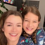 Bianca Castanho Instagram - Copinhos decorados de Boneco de Neve! Mais uma idéia simples e fofa para tornar o leite achocolatado muito mais divertido!!! 🥰⛄️❤️ #familiacastanhonacozinha #receitasdenatal Nós usamos: Copos descartáveis transparentes Marshmallow creme Canetas permanentes Confeitos sprinkles coloridos Candy cane pirulito