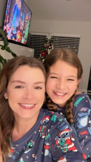 Bianca Castanho Instagram - Copinhos decorados de Boneco de Neve! Mais uma idéia simples e fofa para tornar o leite achocolatado muito mais divertido!!! 🥰⛄️❤️ #familiacastanhonacozinha #receitasdenatal 

Nós usamos:
Copos descartáveis transparentes
Marshmallow creme
Canetas permanentes
Confeitos sprinkles coloridos
Candy cane pirulito