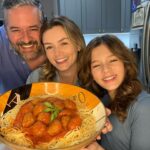 Bianca Castanho Instagram - Domingão nublado em casa… nada melhor do que cozinhar em família!!! Querem a receita dessas almôndegas deliciosas?!! Especialidade do Henry e da Cecília 🥰😋🍝 #cozinhandoemfamília #cozinhandocomamor #memoriasafetivas #receitasdefamilia