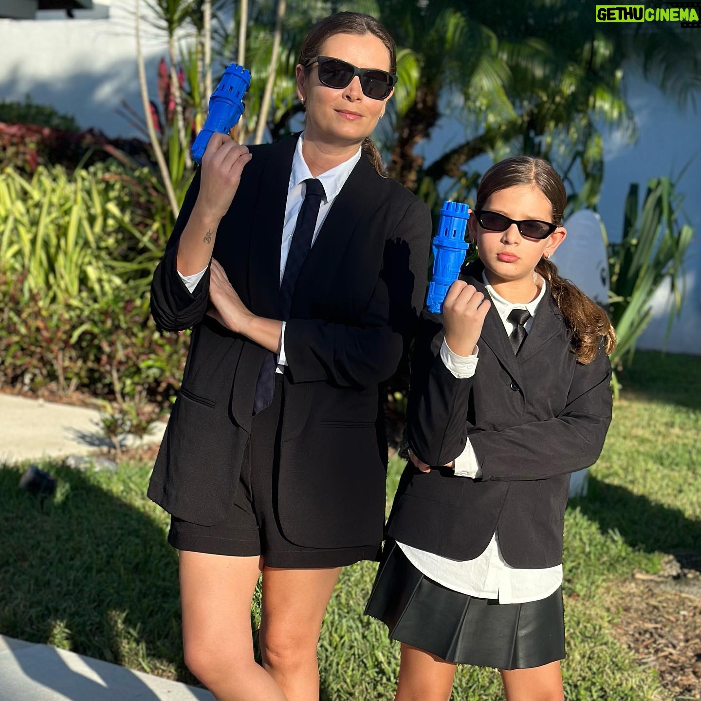 Bianca Castanho Instagram - Men In Black 😎☠️👽👻 #MIB #halloween2023 #halloweencostume #trickortreat #momanddaughter