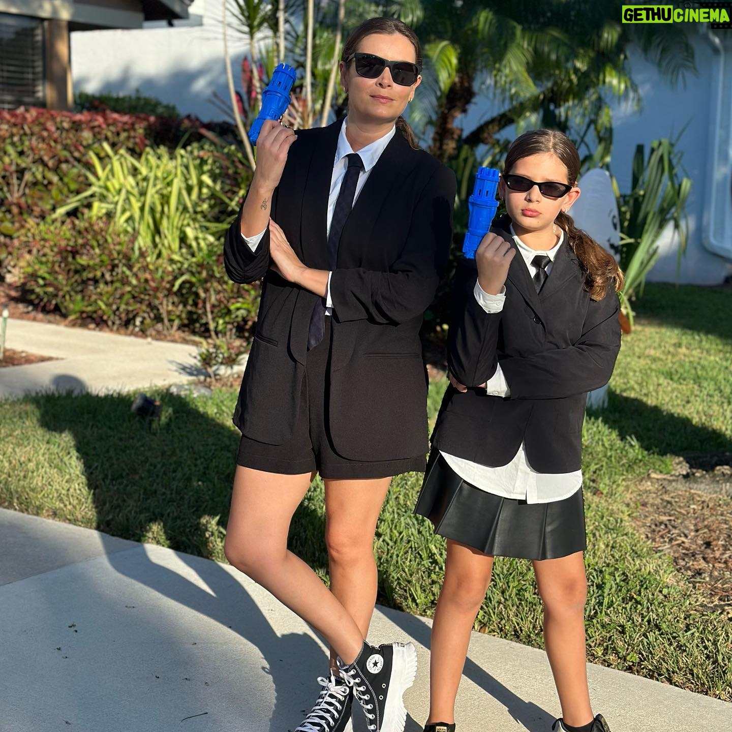 Bianca Castanho Instagram - Men In Black 😎☠️👽👻 #MIB #halloween2023 #halloweencostume #trickortreat #momanddaughter