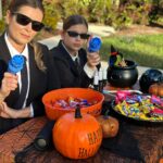 Bianca Castanho Instagram – Men In Black 😎☠️👽👻 #MIB #halloween2023 #halloweencostume #trickortreat #momanddaughter