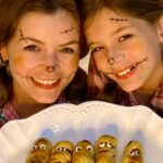 Bianca Castanho Instagram - Cachorro-quente da Múmia 🌭👀👻 Mais uma opção divertida para fazer com a criançada no Halloween!!! Por aqui fizemos com o rolo crescente da @pillsbury, mas também pode ser feito com massa folhada. Quem for fazer em casa, não esquece de me marcar… porque eu e a Cecília queremos ver!!! ☺️😋🥰 #mummyhotdogs #halloweenfood