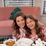 Bianca Castanho Instagram – Eu e a Cecília preparamos um Chocolate Quente especial de Natal! Além de ser uma delícia, no final tem a surpresa do Boneco de Neve para decorar!!! Uma idéia fofa e divertida para fazer com a crianças nessa época do ano!!! 😍⛄️☕️🍫 #familiacastanhonacozinha #cozinhandoemfamília #cozinhandocomamor #receitasdenatal #chocolatequente #bonecodeneve #marshmallow 

INGREDIENTES:
200g de chocolate (ao leite ou meio amargo. Nós misturamos os dois)
1 caixinha de creme de leite
3 colheres de chocolate em pó 
400 ml  de leite

E para o Boneco de Neve:
Marshmallow
Palitinhos salgados
Bala para fazer o nariz 
Gel de decoração de doce

MODO DE FAZER:
Primeiro derretemos o chocolate e depois misturamos o creme de leite. Depois acrescentamos o leite aos poucos e o chocolate em pó. Depois que estiver fervendo deixe por mais uns 3 minutos, porque vai ser o tempo dele engrossar e ficar cremoso. Sempre misturando com um fouet. No final, para decorar, usamos chantilly, mini marshmallows e o fofíssimo boneco de neve. Gostaram?!! 🥰⛄️🤍
