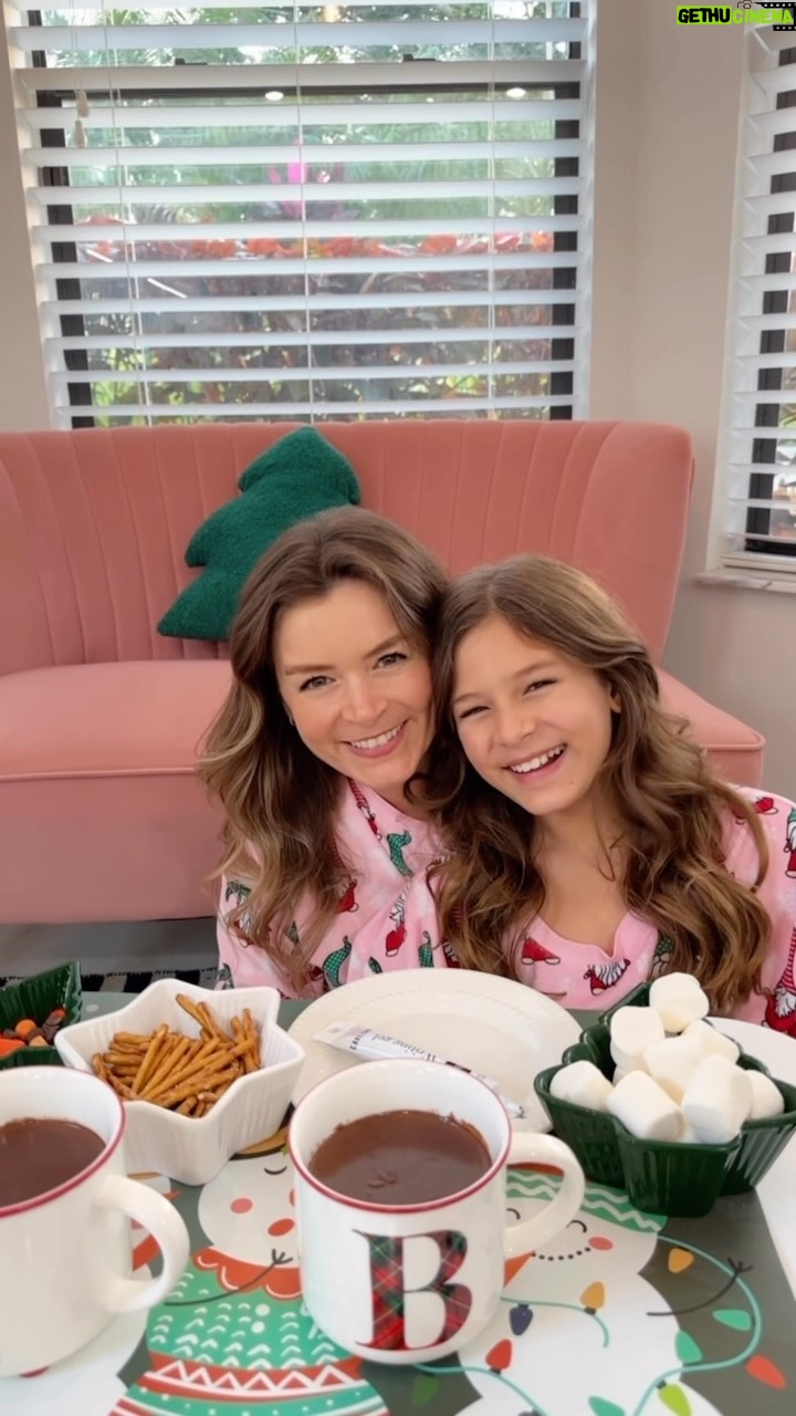 Bianca Castanho - 383.5K Likes - Eu e a Cecília preparamos um Chocolate Quente especial de Natal! Além de ser uma delícia, no final tem a surpresa do Boneco de Neve para decorar!!! Uma idéia fofa e divertida para fazer com a crianças nessa época do ano!!! 😍⛄️☕️🍫 #familiacastanhonacozinha #cozinhandoemfamília #cozinhandocomamor #receitasdenatal #chocolatequente #bonecodeneve #marshmallow
INGREDIENTES:
200g de chocolate (ao leite ou meio amargo. Nós misturamos os dois)
1 caixinha de creme de leite
3 colheres de chocolate em pó
400 ml de leite
E para o Boneco de Neve:
Marshmallow
Palitinhos salgados
Bala para fazer o nariz
Gel de decoração de doce
MODO DE FAZER:
Primeiro derretemos o chocolate e depois misturamos o creme de leite. Depois acrescentamos o leite aos poucos e o chocolate em pó. Depois que estiver fervendo deixe por mais uns 3 minutos, porque vai ser o tempo dele engrossar e ficar cremoso. Sempre misturando com um fouet. No final, para decorar, usamos chantilly, mini marshmallows e o fofíssimo boneco de neve. Gostaram?!! 🥰⛄️🤍