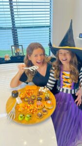Bianca Castanho Instagram - Fizemos uma tábua divertida com uns lanchinhos temáticos de Halloween para inspirar vocês a fazerem em casa com as crianças também!!! 🥰🎃🧛🏻‍♀️🧙🏻‍♀️👀👻 Vou salvar o passo a passo nos destaques! #halloween