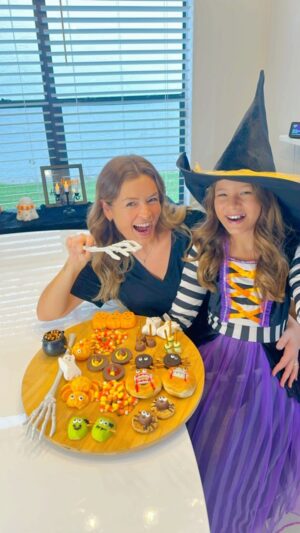 Bianca Castanho Instagram - Fizemos uma tábua divertida com uns lanchinhos temáticos de Halloween para inspirar vocês a fazerem em casa com as crianças também!!! 🥰🎃🧛🏻‍♀️🧙🏻‍♀️👀👻 Vou salvar o passo a passo nos destaques! #halloween