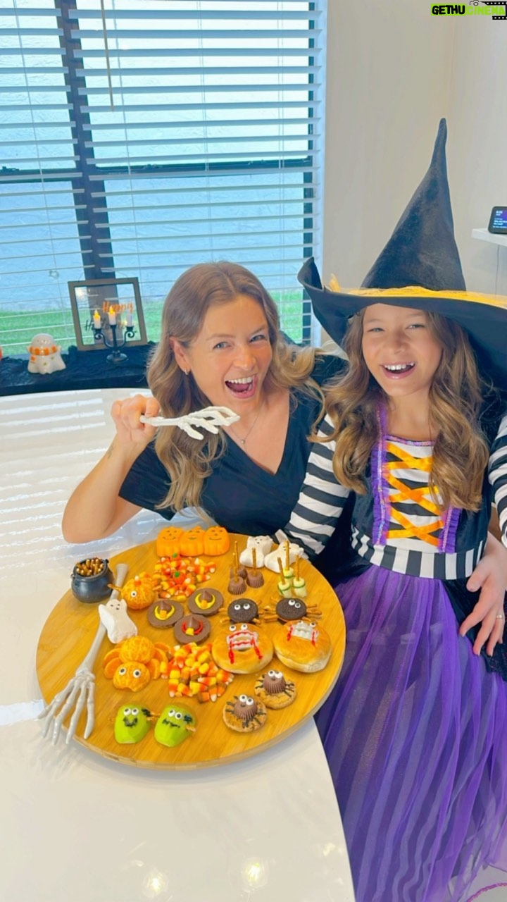 Bianca Castanho - 65.4K Likes - Fizemos uma tábua divertida com uns lanchinhos temáticos de Halloween para inspirar vocês a fazerem em casa com as crianças também!!! 🥰🎃🧛🏻♀️🧙🏻♀️👀👻 Vou salvar o passo a passo nos destaques! #halloween