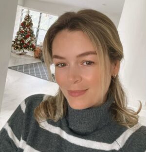 Bianca Castanho Instagram - Dia de desmontar a árvore de Natal. Eu amo tanto o Natal e tudo que envolve essa época do ano, mas confesso que fico um pouquinho nostálgica no dia de guardar toda a decoração natalina da casa 🥹🥰 Quem mais é assim?! ☺️🎄❤️🌟 #diadereis #felizdiadereis