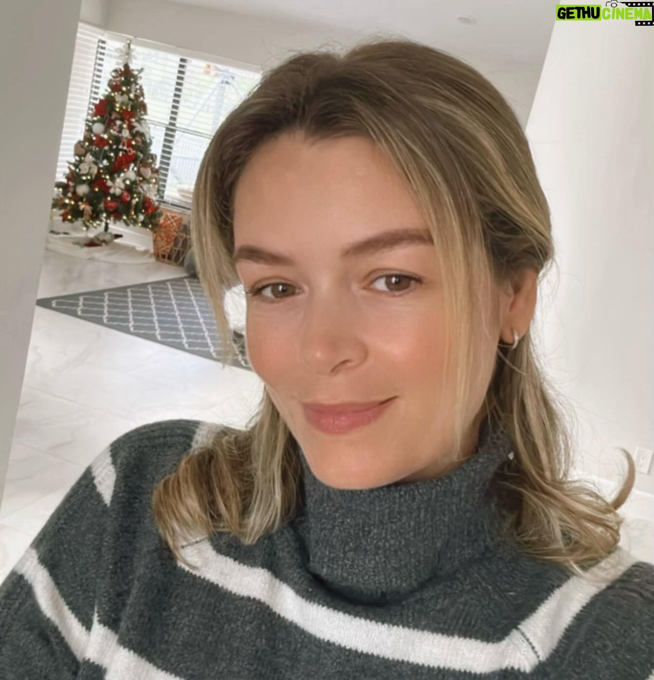 Bianca Castanho - 25.1K Likes - Dia de desmontar a árvore de Natal. Eu amo tanto o Natal e tudo que envolve essa época do ano, mas confesso que fico um pouquinho nostálgica no dia de guardar toda a decoração natalina da casa 🥹🥰 Quem mais é assim?! ☺️🎄❤️🌟 #diadereis #felizdiadereis
