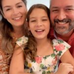Bianca Castanho Instagram – E que tal preparar um prato de Mac and Cheese em família?!! Uma receita clássica americana e que a criançada ama!!! #familiacastanhonacozinha #cozinhandoemfamília #cozinhandocomamor #macandcheese 

.INGREDIENTES: 
500g Elbows (massa “caracol”)
1 litro de Leite 
50g de Manteiga
50g de Farinha de trigo
400g de Cheddar
100g de Muçarela
Noz moscada a gosto
Sal e pimenta do reino preta a gosto
50g de farinha panko
25g de bacon crocante

.MODO DE PREPARO:
• Preparar o molho bechamel – Fazer o roux: em uma caçarola, derreter a manteiga e acrescentar a farinha. Em seguida, desligar o fogo e acrescentar o leite aos poucos, mexendo sempre. Quando a mistura estiver homogênea, temperar com sal, pimenta e noz moscada a gosto.
• Juntar os queijos, previamente picados ou ralados, ao molho branco e mexer bem. 
• Cozinhar a massa em água fervente e salgada. Dica: cozinhe o macarrão por até dois minutos antes do tempo indicado na embalagem. Esse é o segredo para ele não ficar empapuçado.
• Finalizar a massa no molho, pelos minutos faltantes, mexendo sempre. Se necessário, adicionar uma concha da água do cozimento.
Dica do Chef: 
• Para dar um toque especial no seu Mac and Cheese, despeje em uma assadeira e finalize com a farinha panko, um pouco dos queijos ralados e o bacon crocante (“special touch” da Cecília 🥰) e leve direto no forno bem quente até gratinar. 😍🤤🍜🧀👌🏻