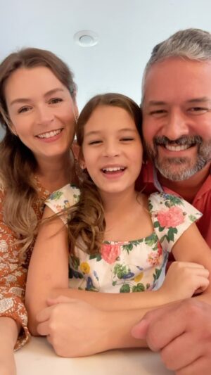 Bianca Castanho Instagram - E que tal preparar um prato de Mac and Cheese em família?!! Uma receita clássica americana e que a criançada ama!!! #familiacastanhonacozinha #cozinhandoemfamília #cozinhandocomamor #macandcheese 

.INGREDIENTES: 
500g Elbows (massa “caracol”)
1 litro de Leite 
50g de Manteiga
50g de Farinha de trigo
400g de Cheddar
100g de Muçarela
Noz moscada a gosto
Sal e pimenta do reino preta a gosto
50g de farinha panko
25g de bacon crocante

.MODO DE PREPARO:
• Preparar o molho bechamel - Fazer o roux: em uma caçarola, derreter a manteiga e acrescentar a farinha. Em seguida, desligar o fogo e acrescentar o leite aos poucos, mexendo sempre. Quando a mistura estiver homogênea, temperar com sal, pimenta e noz moscada a gosto.
• Juntar os queijos, previamente picados ou ralados, ao molho branco e mexer bem. 
• Cozinhar a massa em água fervente e salgada. Dica: cozinhe o macarrão por até dois minutos antes do tempo indicado na embalagem. Esse é o segredo para ele não ficar empapuçado.
• Finalizar a massa no molho, pelos minutos faltantes, mexendo sempre. Se necessário, adicionar uma concha da água do cozimento.
Dica do Chef: 
• Para dar um toque especial no seu Mac and Cheese, despeje em uma assadeira e finalize com a farinha panko, um pouco dos queijos ralados e o bacon crocante (“special touch” da Cecília 🥰) e leve direto no forno bem quente até gratinar. 😍🤤🍜🧀👌🏻