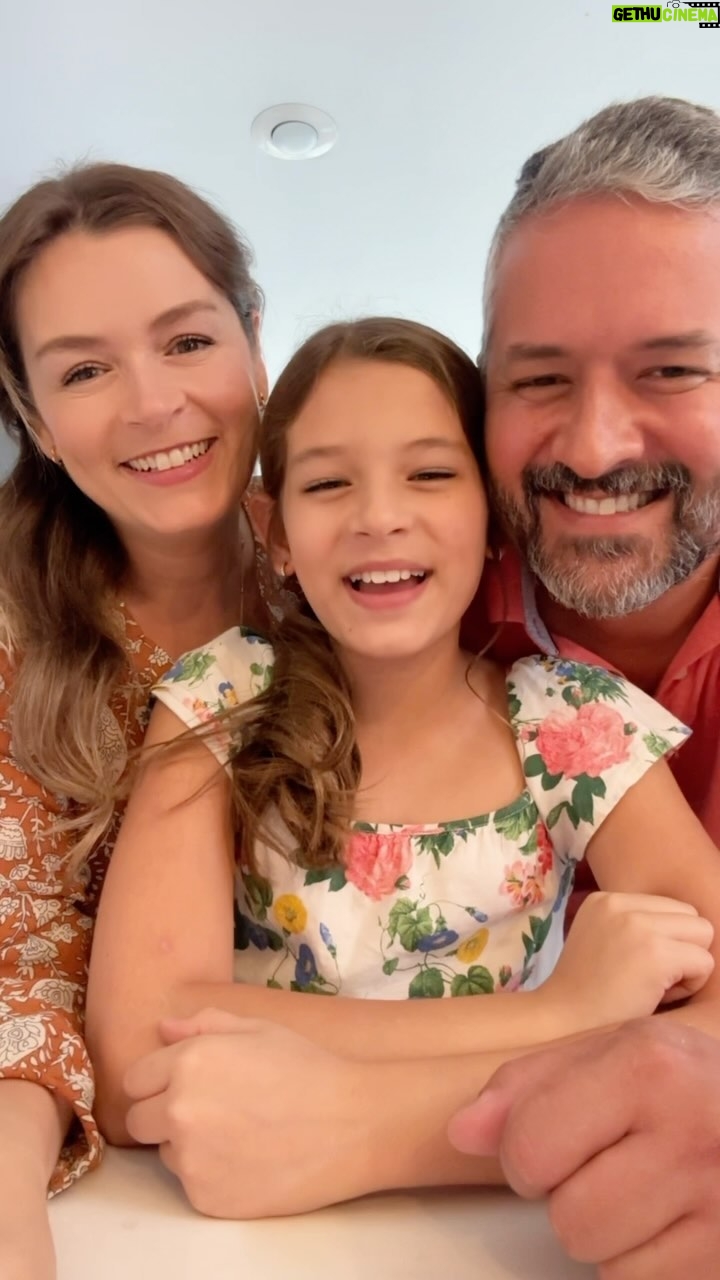 Bianca Castanho - 61.8K Likes - E que tal preparar um prato de Mac and Cheese em família?!! Uma receita clássica americana e que a criançada ama!!! #familiacastanhonacozinha #cozinhandoemfamília #cozinhandocomamor #macandcheese
.INGREDIENTES:
500g Elbows (massa “caracol”)
1 litro de Leite
50g de Manteiga
50g de Farinha de trigo
400g de Cheddar
100g de Muçarela
Noz moscada a gosto
Sal e pimenta do reino preta a gosto
50g de farinha panko
25g de bacon crocante
.MODO DE PREPARO:
• Preparar o molho bechamel - Fazer o roux: em uma caçarola, derreter a manteiga e acrescentar a farinha. Em seguida, desligar o fogo e acrescentar o leite aos poucos, mexendo sempre. Quando a mistura estiver homogênea, temperar com sal, pimenta e noz moscada a gosto.
• Juntar os queijos, previamente picados ou ralados, ao molho branco e mexer bem.
• Cozinhar a massa em água fervente e salgada. Dica: cozinhe o macarrão por até dois minutos antes do tempo indicado na embalagem. Esse é o segredo para ele não ficar empapuçado.
• Finalizar a massa no molho, pelos minutos faltantes, mexendo sempre. Se necessário, adicionar uma concha da água do cozimento.
Dica do Chef:
• Para dar um toque especial no seu Mac and Cheese, despeje em uma assadeira e finalize com a farinha panko, um pouco dos queijos ralados e o bacon crocante (“special touch” da Cecília 🥰) e leve direto no forno bem quente até gratinar. 😍🤤🍜🧀👌🏻