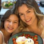 Bianca Castanho Instagram - Duas idéias de receitinhas práticas e fofas para servir como entradinha na Páscoa! 😍🐰❤️ #familiacastanhonacozinha #cozinhandocomamor #receitasdepascoa . Salada de burrata (ou mozzarela de búfala) com tomatinho cereja e manjericão. Para as orelhinhas do coelho nós cortamos a mozzarela e presunto. E para fazer os olhos e o nariz, cortamos azeitonas roxas com a ajuda de um canudo para fazer o formato redondinho. Depois é só temperar na hora de servir. Nós gostamos de temperar com azeite de oliva, flor de sal e vinagre balsâmico glaze. . Bruschetta: tostamos o pão italiano, passamos molho pesto e depois cortamos as mozzarelas de búfala em formato de coelhinho. Para finalizar cortamos o tomatinho cereja em formato de coração, decoramos com uma folha de manjericão e usamos gergelim preto para fazer os olhos e o nariz.