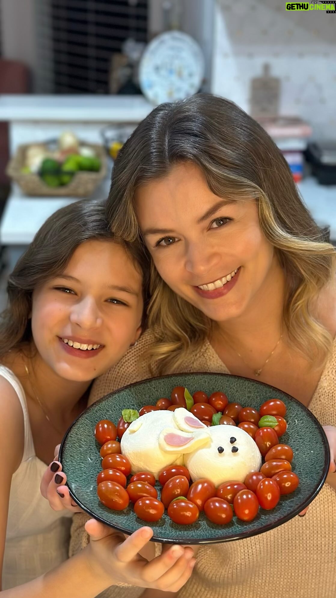 Bianca Castanho - 36.3K Likes - Duas idéias de receitinhas práticas e fofas para servir como entradinha na Páscoa! 😍🐰❤️ #familiacastanhonacozinha #cozinhandocomamor #receitasdepascoa
. Salada de burrata (ou mozzarela de búfala) com tomatinho cereja e manjericão. Para as orelhinhas do coelho nós cortamos a mozzarela e presunto. E para fazer os olhos e o nariz, cortamos azeitonas roxas com a ajuda de um canudo para fazer o formato redondinho. Depois é só temperar na hora de servir. Nós gostamos de temperar com azeite de oliva, flor de sal e vinagre balsâmico glaze.
. Bruschetta: tostamos o pão italiano, passamos molho pesto e depois cortamos as mozzarelas de búfala em formato de coelhinho. Para finalizar cortamos o tomatinho cereja em formato de coração, decoramos com uma folha de manjericão e usamos gergelim preto para fazer os olhos e o nariz.