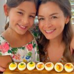 Bianca Castanho Instagram – Vocês já comeram Deviled Eggs?! É uma “entradinha” bem tradicional entre os americanos. Aqui em casa a gente adora comer como aperitivo e é super fácil de fazer! E quem se animar de fazer em casa também, não esquece de marcar o @familiacastanhonacozinha!!! 🥰👩🏼🍳🍴🥚🍳 #familiacastanhonacozinha #cozinhandoemfamília #cozinhandocomamor
INGREDIENTES:
. 4 ovos
. 3 colheres de sopa de maionese
. 1 colher de sopa de mostarda Dijon
. 1 colher de chá de vinagre de vinho branco
. Sal e pimenta-do-reino a gosto
. Para polvilhar o mais tradicional é a páprica. Mas nós também gostamos de colocar bacon e temperinho verde.
RECEITA:
. Cozinhamos os ovos por 12min em água fervente com uma colher de vinagre. Depois deixar esfriar para descascar e tirar com cuidado para não machucar o ovo. Corte os ovos ao meio no sentido do comprimento e transfira as gemas cozidas para uma tigela para fazer o recheio. Nós batemos na mão junto com a maionese, a mostarda dijon e o vinagre. Mas se preferir, pode usar um mini processador. Para preencher as cavidades dos ovos com a pastinha de gema nós usamos um saco de confeiteiro, mas você pode fazer com 2 colheres. Leve à geladeira até a hora de servir. E no final polvilhe com a páprica ou com algum ingrediente da sua preferência. O favorito da Cecília é com bacon ☺️😋 Bom apetite!!!