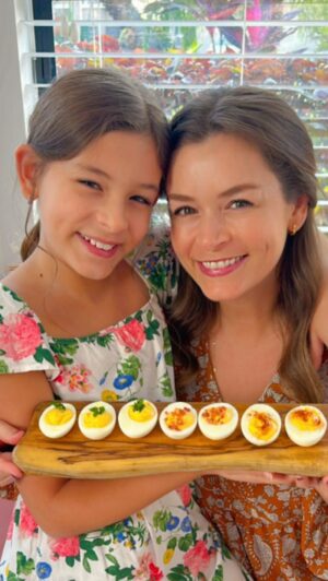 Bianca Castanho Instagram - Vocês já comeram Deviled Eggs?! É uma “entradinha” bem  tradicional entre os americanos. Aqui em casa a gente adora comer como aperitivo e é super fácil de fazer! E quem se animar de fazer em casa também, não esquece de marcar o @familiacastanhonacozinha!!! 🥰👩🏼‍🍳🍴🥚🍳 #familiacastanhonacozinha #cozinhandoemfamília #cozinhandocomamor 

 INGREDIENTES:
. 4 ovos 
. 3 colheres de sopa de maionese
. 1 colher de sopa de mostarda Dijon
. 1 colher de chá de vinagre de vinho branco
. Sal e pimenta-do-reino a gosto
. Para polvilhar o mais tradicional é a páprica. Mas nós também gostamos de colocar bacon e temperinho verde.

 RECEITA:
. Cozinhamos os ovos por 12min em água fervente com uma colher de vinagre. Depois deixar esfriar para descascar e tirar com cuidado para não machucar o ovo. Corte os ovos ao meio no sentido do comprimento e transfira as gemas cozidas para uma tigela para fazer o recheio. Nós batemos na mão junto com a maionese, a mostarda dijon e o vinagre. Mas se preferir, pode usar um mini processador. Para preencher as cavidades dos ovos com a pastinha de gema nós usamos um saco de confeiteiro, mas você pode fazer com 2 colheres. Leve à geladeira até a hora de servir. E no final polvilhe com a páprica ou com algum ingrediente da sua preferência. O favorito da Cecília é com bacon ☺️😋 Bom apetite!!!
