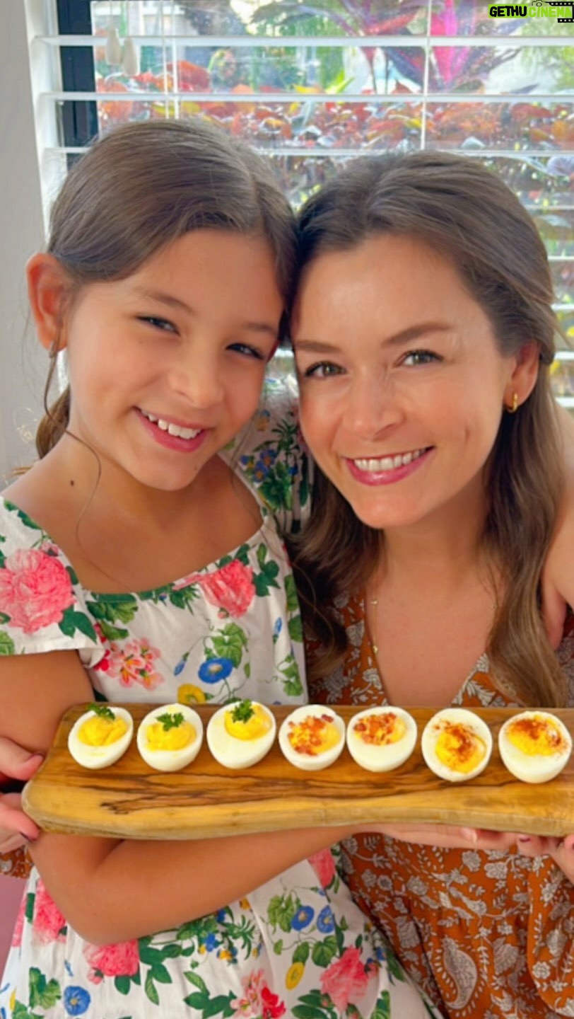 Bianca Castanho - 59.3K Likes - Vocês já comeram Deviled Eggs?! É uma “entradinha” bem tradicional entre os americanos. Aqui em casa a gente adora comer como aperitivo e é super fácil de fazer! E quem se animar de fazer em casa também, não esquece de marcar o @familiacastanhonacozinha!!! 🥰👩🏼🍳🍴🥚🍳 #familiacastanhonacozinha #cozinhandoemfamília #cozinhandocomamor
INGREDIENTES:
. 4 ovos
. 3 colheres de sopa de maionese
. 1 colher de sopa de mostarda Dijon
. 1 colher de chá de vinagre de vinho branco
. Sal e pimenta-do-reino a gosto
. Para polvilhar o mais tradicional é a páprica. Mas nós também gostamos de colocar bacon e temperinho verde.
RECEITA:
. Cozinhamos os ovos por 12min em água fervente com uma colher de vinagre. Depois deixar esfriar para descascar e tirar com cuidado para não machucar o ovo. Corte os ovos ao meio no sentido do comprimento e transfira as gemas cozidas para uma tigela para fazer o recheio. Nós batemos na mão junto com a maionese, a mostarda dijon e o vinagre. Mas se preferir, pode usar um mini processador. Para preencher as cavidades dos ovos com a pastinha de gema nós usamos um saco de confeiteiro, mas você pode fazer com 2 colheres. Leve à geladeira até a hora de servir. E no final polvilhe com a páprica ou com algum ingrediente da sua preferência. O favorito da Cecília é com bacon ☺️😋 Bom apetite!!!
