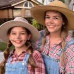 Bianca Castanho Instagram - “Espantalho Mãe” & “Espantalho Filha” passando para desejar Bom Dia já em clima de Halloween!!! 🥰💕👻🎃 #halloweenvibes #scarecrowcostume #matching