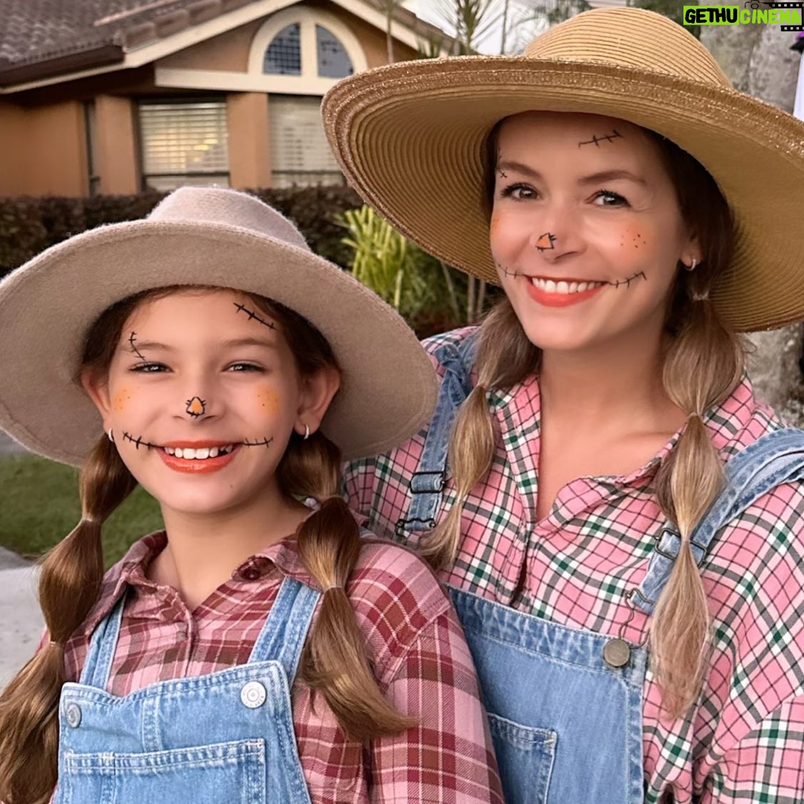 Bianca Castanho Instagram - “Espantalho Mãe” & “Espantalho Filha” passando para desejar Bom Dia já em clima de Halloween!!! 🥰💕👻🎃 #halloweenvibes #scarecrowcostume #matching