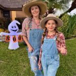 Bianca Castanho Instagram – “Espantalho Mãe” & “Espantalho Filha” passando para desejar Bom Dia já em clima de Halloween!!! 🥰💕👻🎃 #halloweenvibes #scarecrowcostume #matching