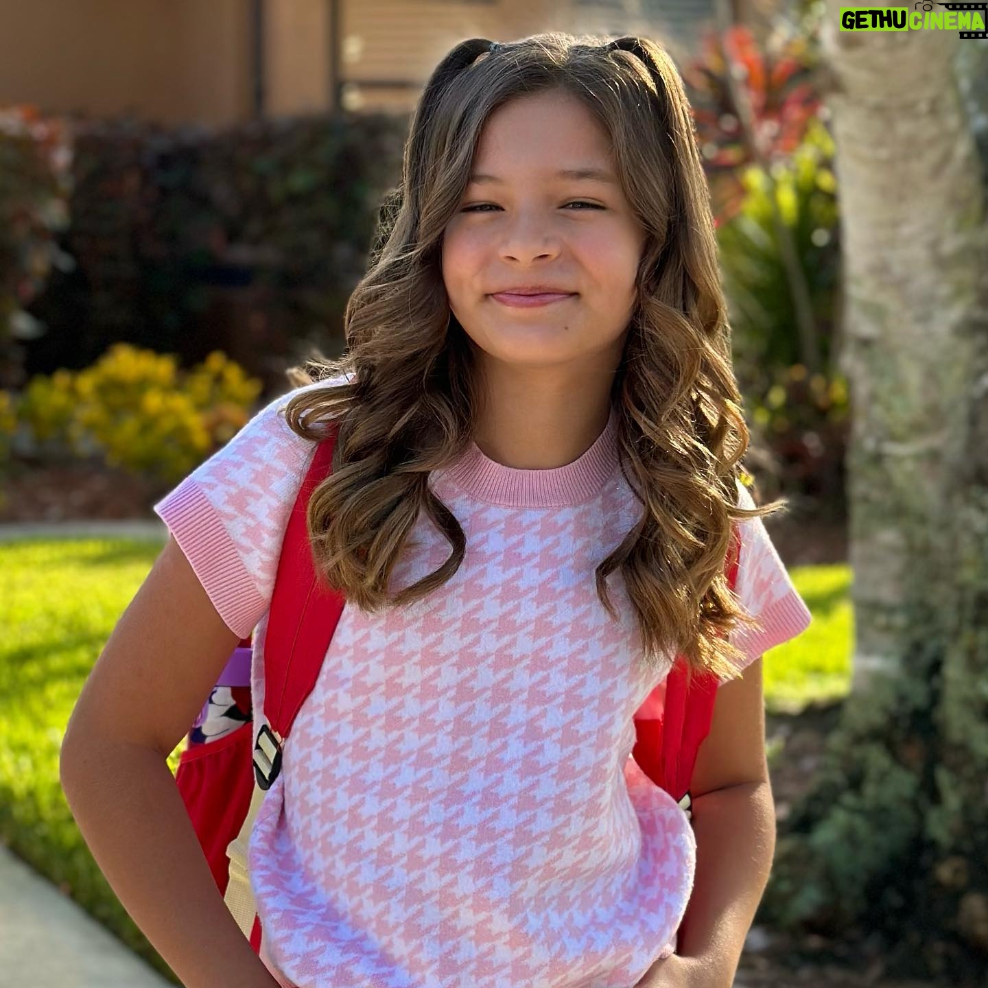 Bianca Castanho - 19.8K Likes - First Day of Middle School! E o tempo voa mesmo!!! 😱🥹💗 Mais um ano letivo começando por aqui… E que essa nova fase escolar seja recheada de felicidade, bons amigos e muito aprendizado! 🥰🎒✏️📚❤️ #6thgrade #middleschool #backtoschool