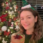 Bianca Castanho Instagram - Have a Holly Jolly Christmas… 🎼🍾🍹🎄 Sugestão de um drink lindo e delicioso para fazer no Natal! Eu coloquei em uma forminha de gelo: .Cranberries (usei essa fruta porque é muito tradicional por aqui nessa época do ano, mas você pode substituir por frutas vermelhas ou uva roxa) .Misturei um pouco de suco de cranberry e um pouco de suco de laranja .Alecrim (deixar a ponta do raminho para fora) Depois de congelado, colocar o gelo em uma taça e acrescentar espumante. Fica lindo e uma delícia!!! #drinkdenatal #christmasdrinks