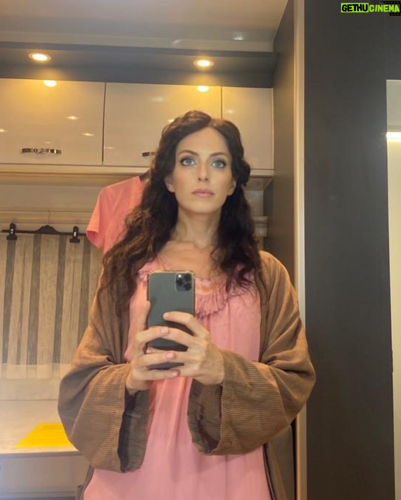 Bige Önal Instagram - 1. Arabada selfie’si 2. Saçında kahverengisi 3. Tenis kortunda filesi 4. Karnı burnunda Ali’si 5. Do not disturb’ün güzelleri 6. Shaker’ında kahvesi 7. Kendi gibi güzel bahçesi İşte bu da bir dump’ın hikayesi🌸
