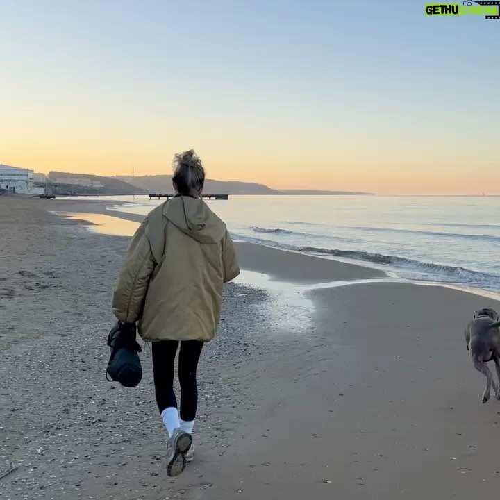 Bige Önal Instagram - Ayna selfie’si hayat kurtarır🥶 Çiçi’m gözleri parlatır 🥹 Laleler düşman çatlatır🌷 Doğa içimizi ferahlatır 🌊