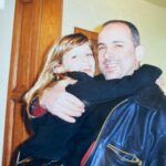 Bige Önal Instagram - Yeni uyanmış Bige’yi bilen bilir. Uyanmaktan en mutlu olduğum yer bu yaşta babamın kucağıydı sanırım. O günler hızlı geçti gibi. Tam 2 sene önce bugün yetişkinliğim başladı. Her zaman çocuk kalmak istemiş biri olarak bununla baş etmek için türlü türlü yöntem de denedim ama günün sonunda teslim oldum içimde olan bitene🤷🏼‍♀️; Tam kalbimin orda bir boşluk oldu. Sonra zamanla o boşluğun getirdikleriyle, şekil değiştiren bir özlem duygusuyla ve bitmeyen bir sevgiyle yaşamayı öğrendim. Belki de iyi bir insan olmaya biraz daha yaklaştım😊 Babamı çok seviyorum. Ona her gün söylüyorum, bugün sizle de paylaşmak istedim🤍