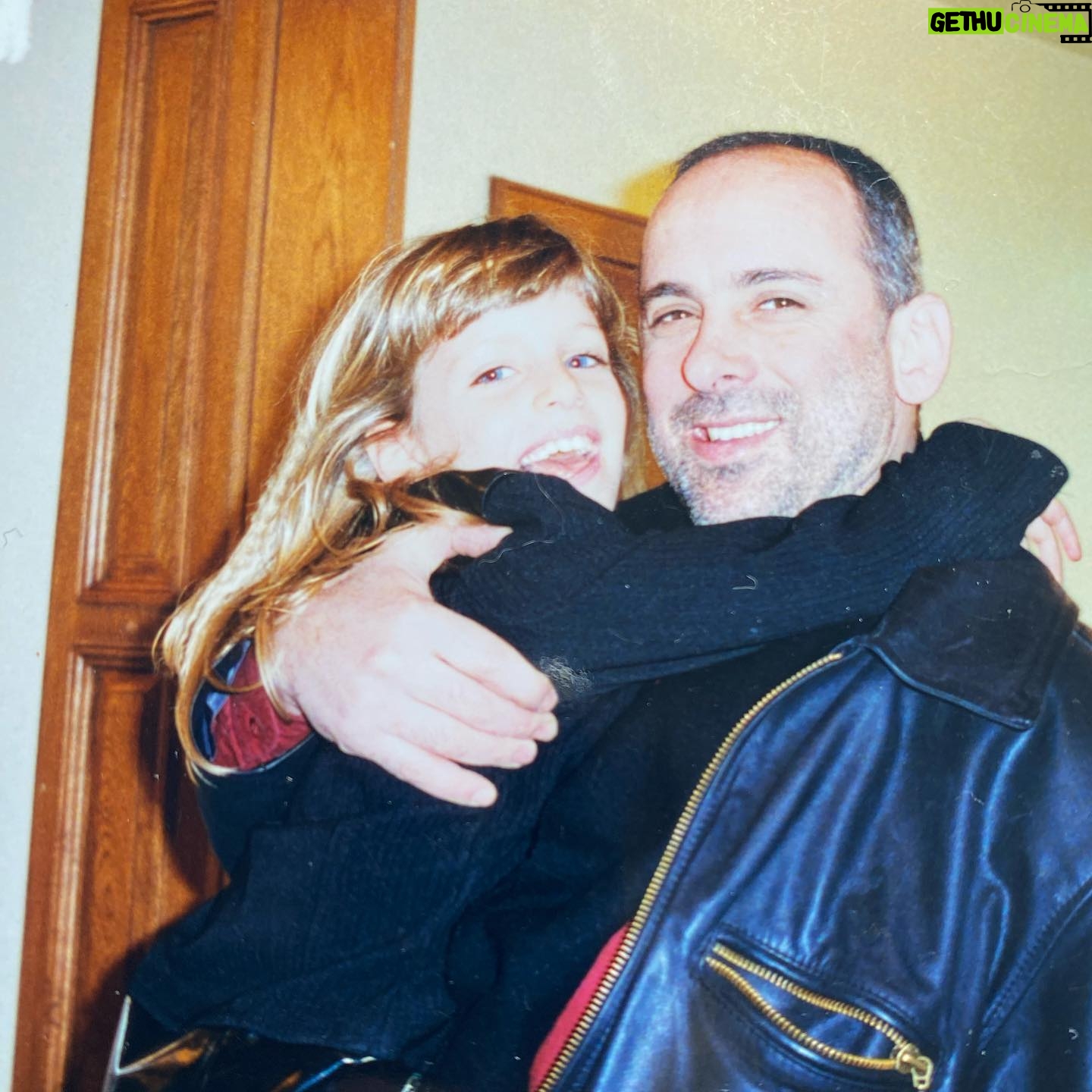 Bige Önal Instagram - Yeni uyanmış Bige’yi bilen bilir. Uyanmaktan en mutlu olduğum yer bu yaşta babamın kucağıydı sanırım. O günler hızlı geçti gibi. Tam 2 sene önce bugün yetişkinliğim başladı. Her zaman çocuk kalmak istemiş biri olarak bununla baş etmek için türlü türlü yöntem de denedim ama günün sonunda teslim oldum içimde olan bitene🤷🏼♀️; Tam kalbimin orda bir boşluk oldu. Sonra zamanla o boşluğun getirdikleriyle, şekil değiştiren bir özlem duygusuyla ve bitmeyen bir sevgiyle yaşamayı öğrendim. Belki de iyi bir insan olmaya biraz daha yaklaştım😊 Babamı çok seviyorum. Ona her gün söylüyorum, bugün sizle de paylaşmak istedim🤍