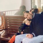 Bige Önal Instagram - Yeni uyanmış Bige’yi bilen bilir. Uyanmaktan en mutlu olduğum yer bu yaşta babamın kucağıydı sanırım. O günler hızlı geçti gibi. Tam 2 sene önce bugün yetişkinliğim başladı. Her zaman çocuk kalmak istemiş biri olarak bununla baş etmek için türlü türlü yöntem de denedim ama günün sonunda teslim oldum içimde olan bitene🤷🏼‍♀️; Tam kalbimin orda bir boşluk oldu. Sonra zamanla o boşluğun getirdikleriyle, şekil değiştiren bir özlem duygusuyla ve bitmeyen bir sevgiyle yaşamayı öğrendim. Belki de iyi bir insan olmaya biraz daha yaklaştım😊 Babamı çok seviyorum. Ona her gün söylüyorum, bugün sizle de paylaşmak istedim🤍