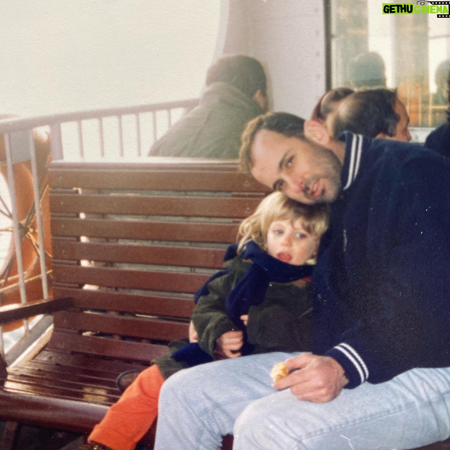 Bige Önal Instagram - Yeni uyanmış Bige’yi bilen bilir. Uyanmaktan en mutlu olduğum yer bu yaşta babamın kucağıydı sanırım. O günler hızlı geçti gibi. Tam 2 sene önce bugün yetişkinliğim başladı. Her zaman çocuk kalmak istemiş biri olarak bununla baş etmek için türlü türlü yöntem de denedim ama günün sonunda teslim oldum içimde olan bitene🤷🏼♀️; Tam kalbimin orda bir boşluk oldu. Sonra zamanla o boşluğun getirdikleriyle, şekil değiştiren bir özlem duygusuyla ve bitmeyen bir sevgiyle yaşamayı öğrendim. Belki de iyi bir insan olmaya biraz daha yaklaştım😊 Babamı çok seviyorum. Ona her gün söylüyorum, bugün sizle de paylaşmak istedim🤍
