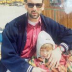 Bige Önal Instagram – Sevginin tanımı, biçimi değişiyor ama sevgi dediğimiz her ne ise tükenmeyen bir kaynak gibi gün geçtikçe daha da fışkırıyor her hücremden/hücrelerimizden. Özlemle baş etmeyi bıraktım çünkü boşluğun sebebini buldum baba; 
O parçam da seninle gelmiş😊

Bugün gözlerini her yerden kaçıran, bir omzun altına kafasını gömüp bütün gün orada kalmak isteyen, fotoğrafına bakıp gülümseyen, eksik parçasıyla hayatına devam edenler… 
Eksik değil, tamız. Bir parçamız babalarımızın yanında; Beraberiz🤍
