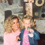 Bige Önal Instagram - Her geçen sene farkındalığımın artmasına şükrederek, Hayatta başıma gelen her şeye; bugün olduğum kişi olmamı sağlayan olaylara, insanlara, hikayelere teşekkürler ederek buraya kadar geldim😊 Bugün bu kadar huzurlu ve kendimdeysem hep yaşadıklarım sayesinde. Bu sene, hatta doğumgünüme günler kala farkettim ki; vicdanım rahat. İnsanın kendine verdiği hediye bundan daha ne kadar güzel olabilir diye düşündüm sonra da✨ Herkes kendi gibi insanlarla karşılaşsın. Kalbi iyilik taşanlar hep iyilik görsün. Bari aradığımız adaleti böyle bulalım 🙃 Hepimize sağlıklı, huzurlu, mutlu, adaletli olduğumuz, vicdanlı olduğumuz bir yıl dilerim. Şunu da eklemeden geçmeyeyim; Uzaylılar her zaman uzaylı kalacak🪐🤓 (Yapılan kolajların, videoların hepsini gördüm. Her sene bunkadar değerli hissettirdiğiniz için teşekkür ederim😍)